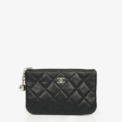 Chanel Kleine Cosmo Kosmetiktasche aus schwarzem gestepptem Lammleder