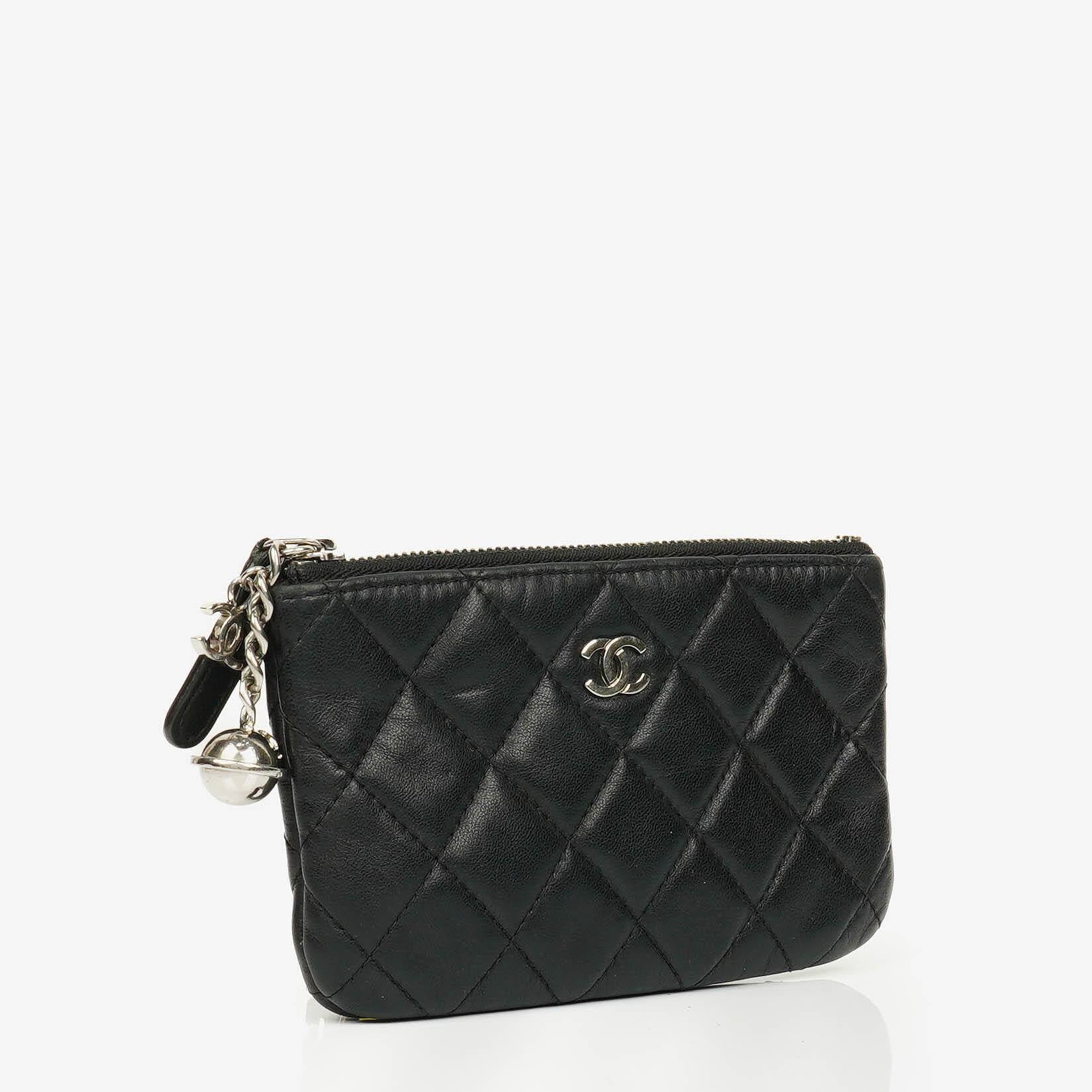 Chanel Kleine Cosmo Kosmetiktasche aus schwarzem gestepptem Lammleder
