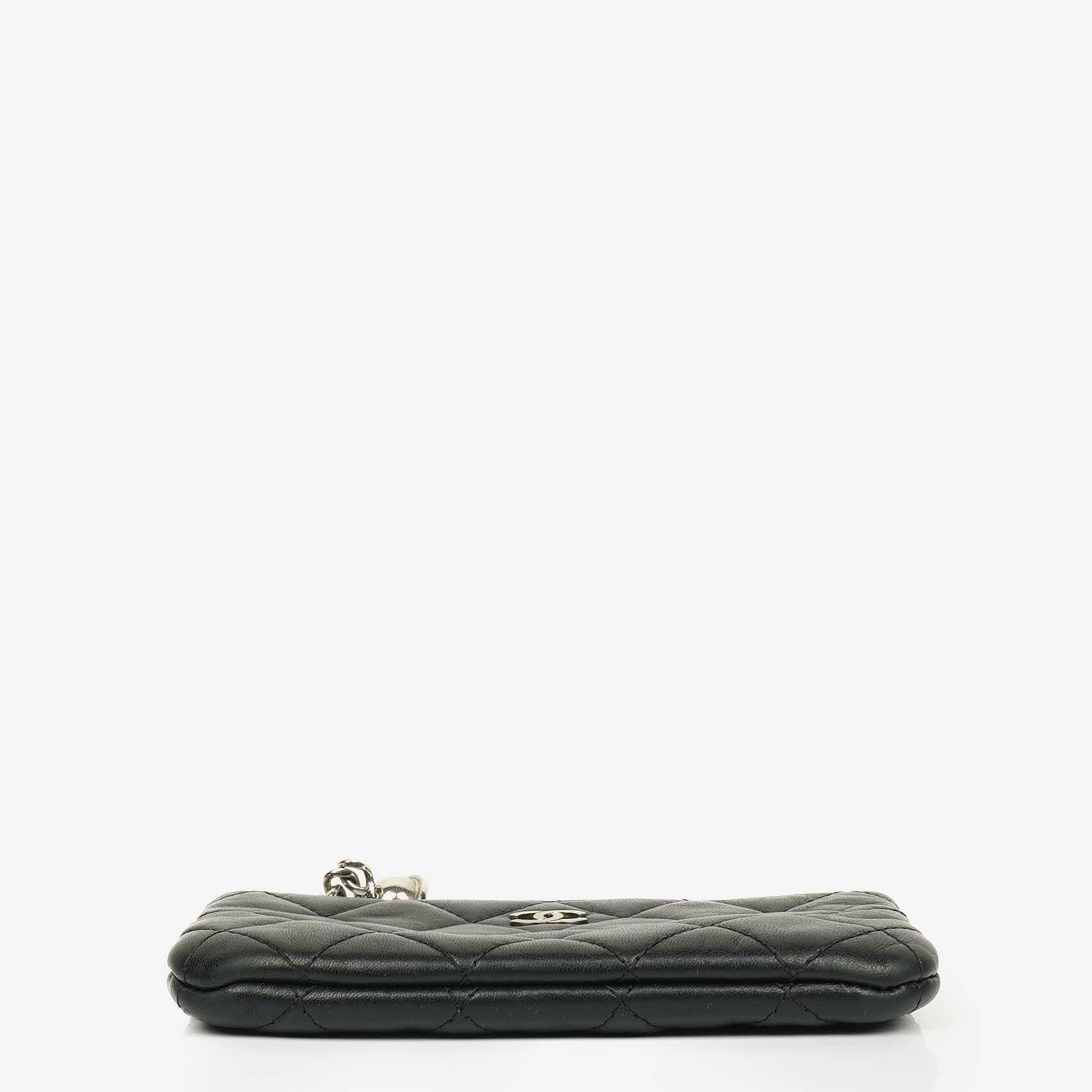 Chanel Kleine Cosmo Kosmetiktasche aus schwarzem gestepptem Lammleder