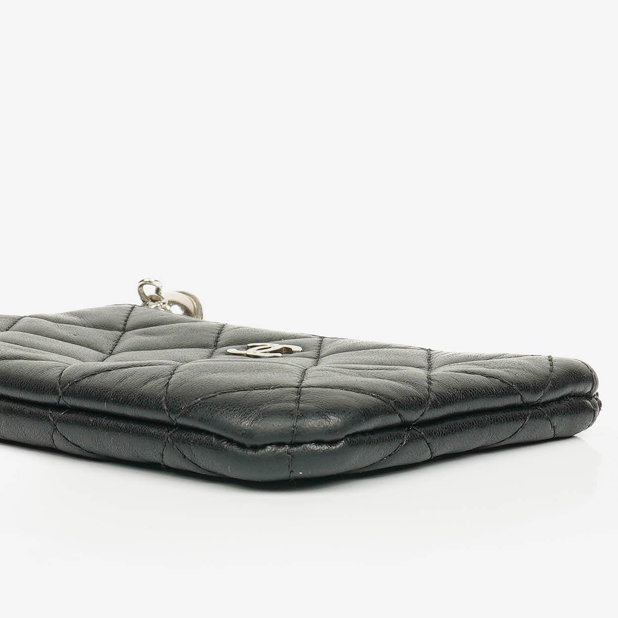 Chanel Kleine Cosmo Kosmetiktasche aus schwarzem gestepptem Lammleder