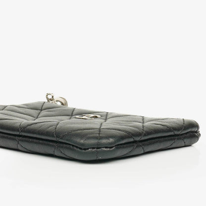 Chanel Kleine Cosmo Kosmetiktasche aus schwarzem gestepptem Lammleder