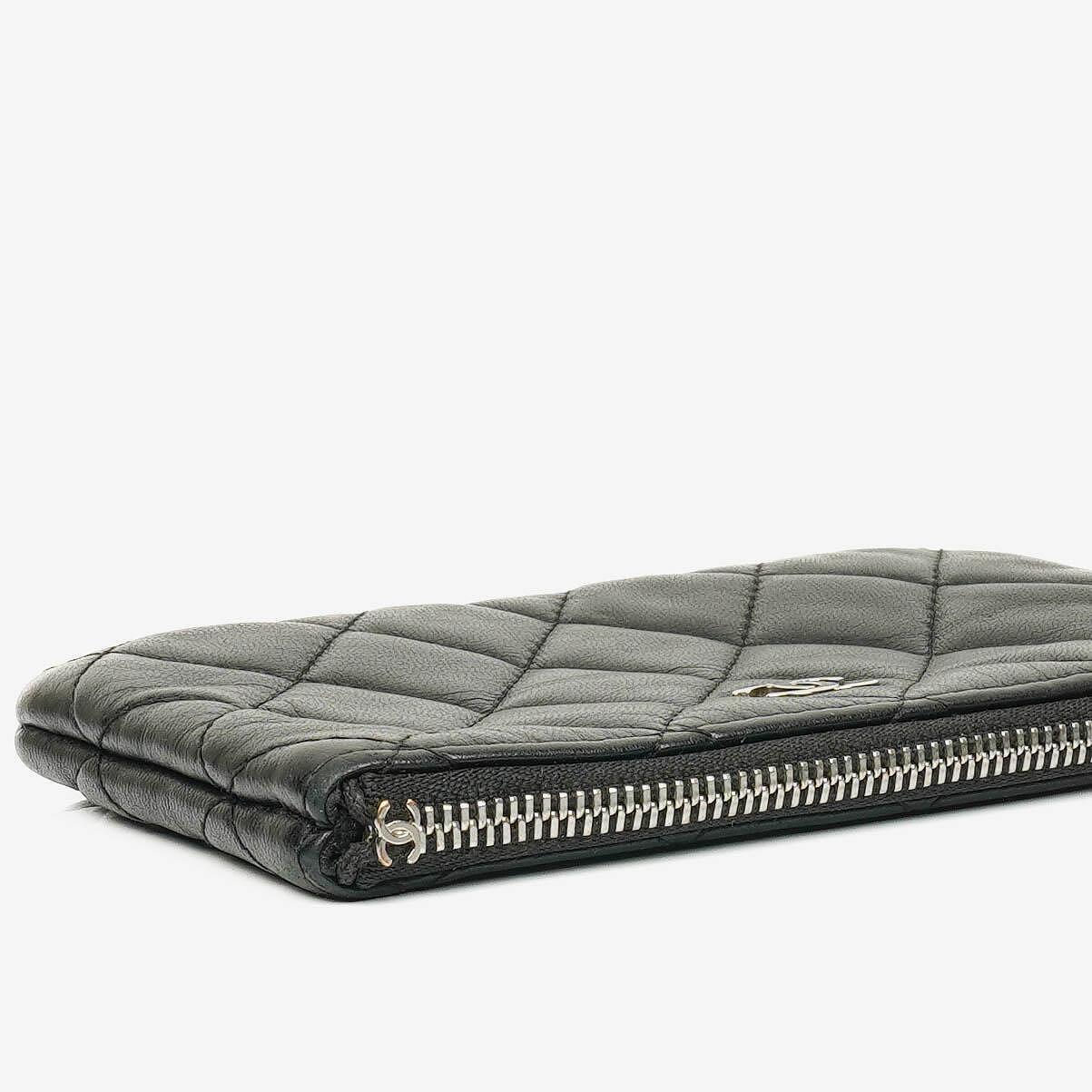 Chanel Kleine Cosmo Kosmetiktasche aus schwarzem gestepptem Lammleder