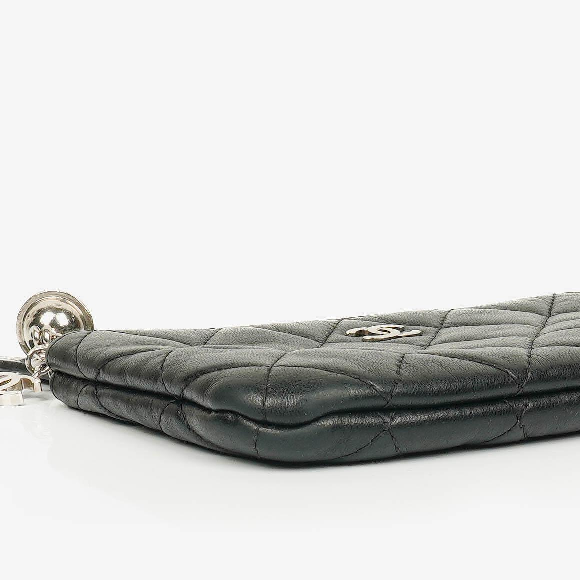 Chanel Kleine Cosmo Kosmetiktasche aus schwarzem gestepptem Lammleder