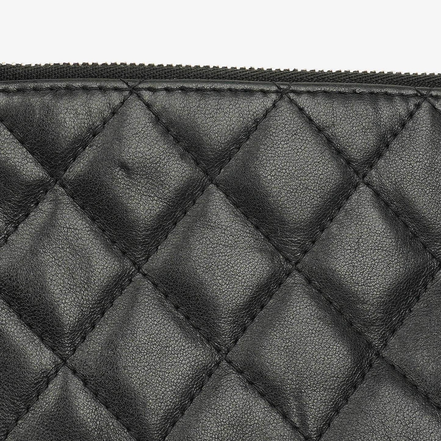 Chanel Kleine Cosmo Kosmetiktasche aus schwarzem gestepptem Lammleder