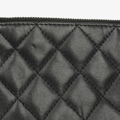 Chanel Kleine Cosmo Kosmetiktasche aus schwarzem gestepptem Lammleder