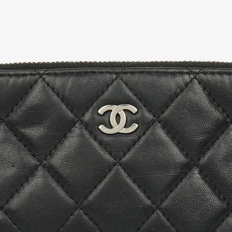 Chanel Kleine Cosmo Kosmetiktasche aus schwarzem gestepptem Lammleder