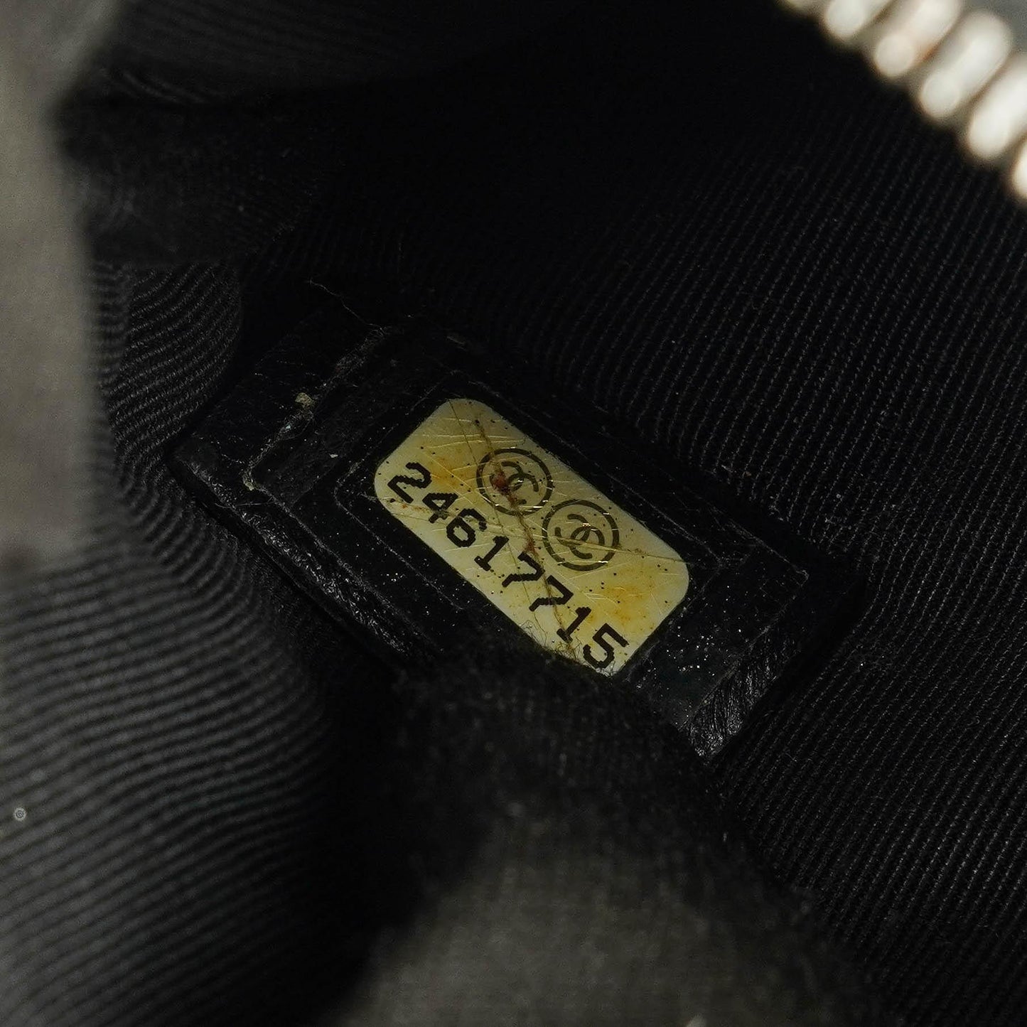 Chanel Kleine Cosmo Kosmetiktasche aus schwarzem gestepptem Lammleder