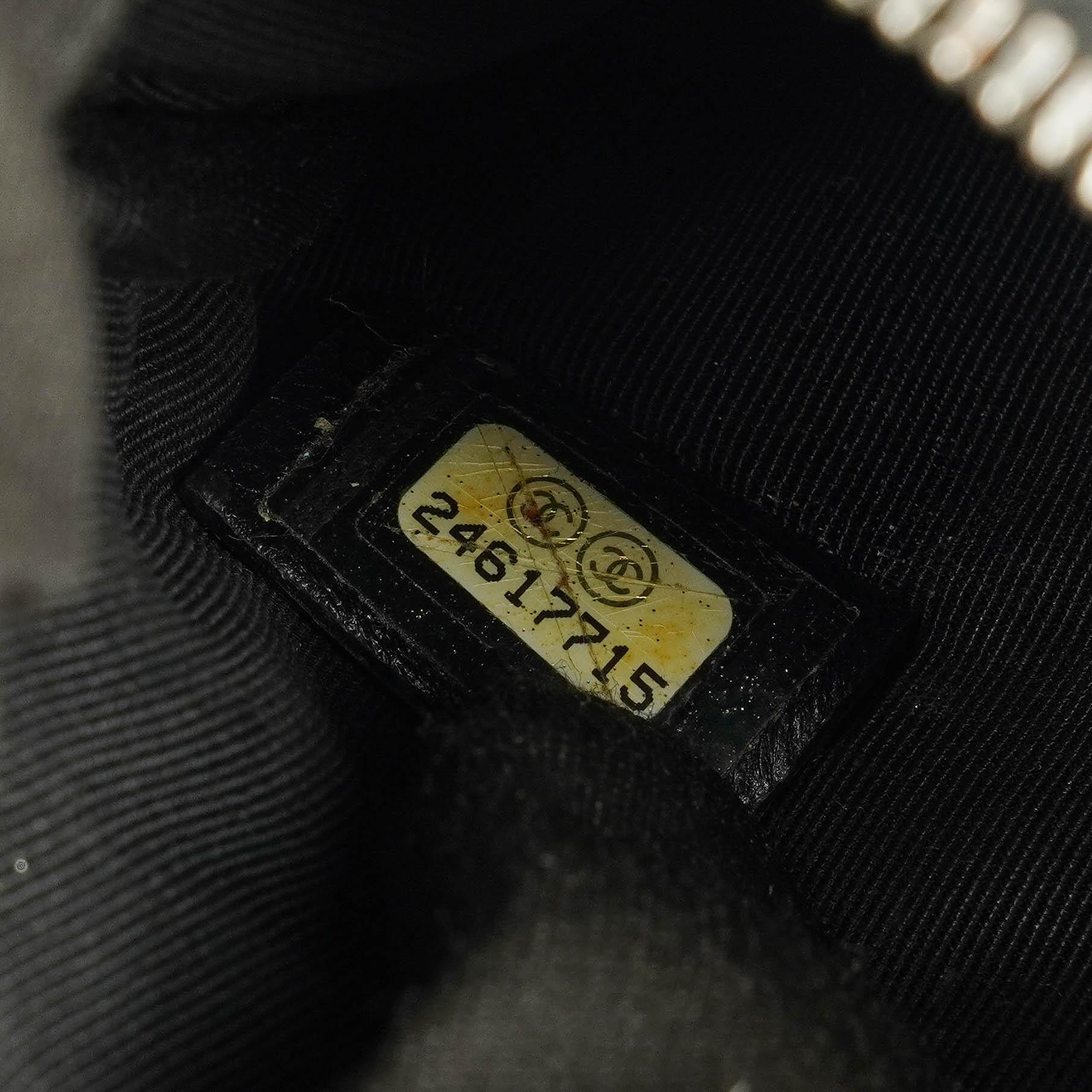 Chanel Kleine Cosmo Kosmetiktasche aus schwarzem gestepptem Lammleder