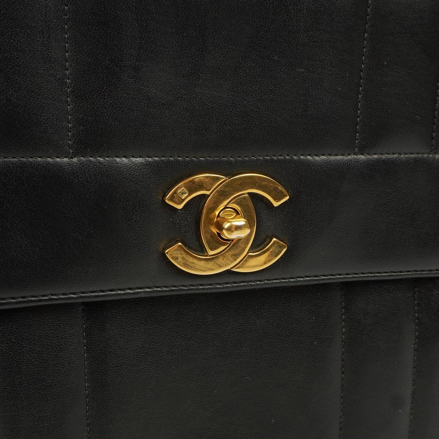 Chanel Kelly Vertical Klappentasche aus schwarzem gestepptem Lammleder mit 24K vergoldeten Beschlägen