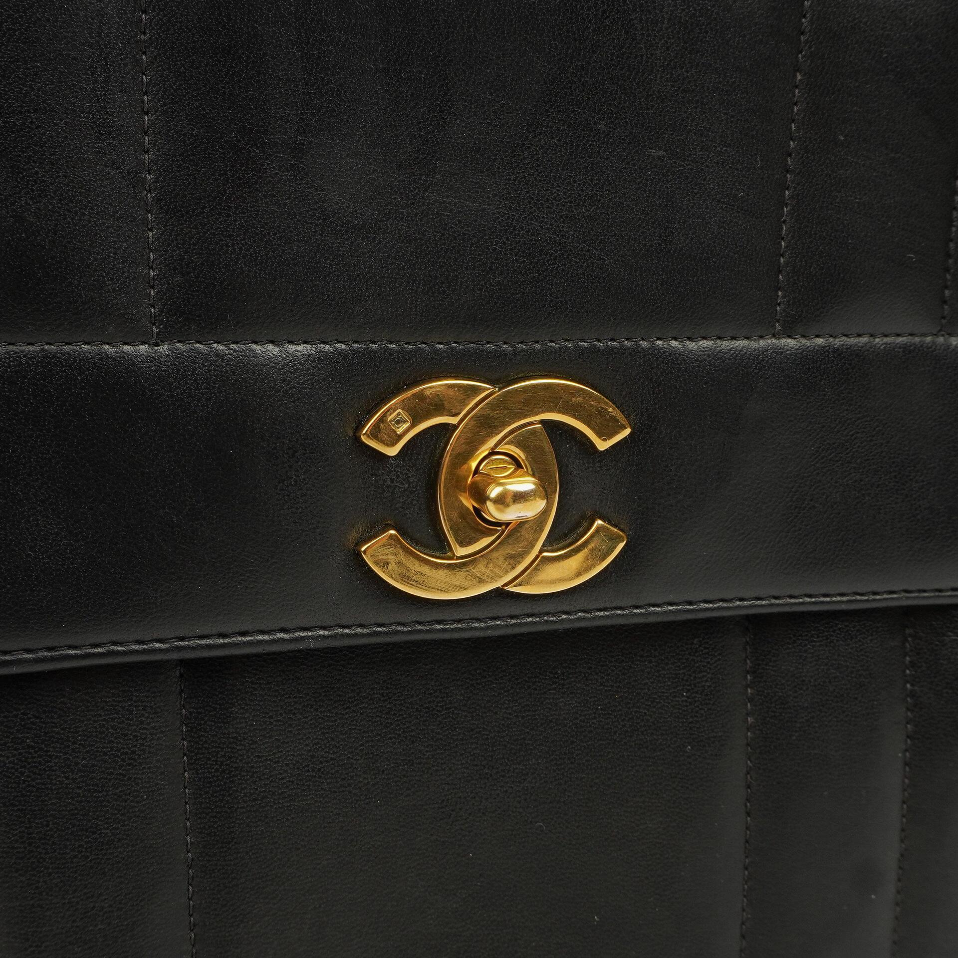 Chanel Kelly Vertical Klappentasche aus schwarzem gestepptem Lammleder mit 24K vergoldeten Beschlägen