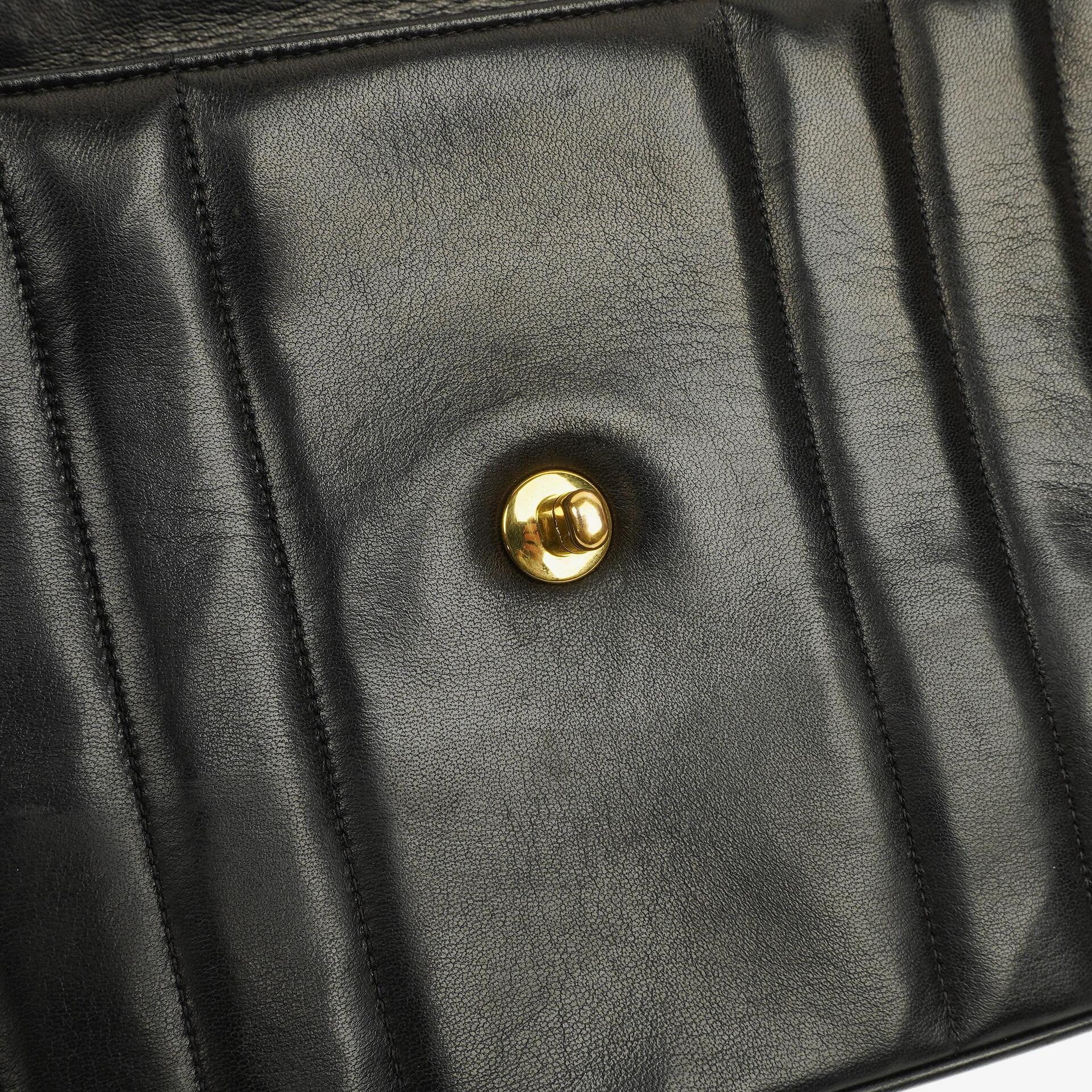 Chanel Kelly Vertical Klappentasche aus schwarzem gestepptem Lammleder mit 24K vergoldeten Beschlägen