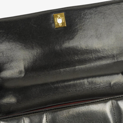 Chanel Kelly Vertical Klappentasche aus schwarzem gestepptem Lammleder mit 24K vergoldeten Beschlägen