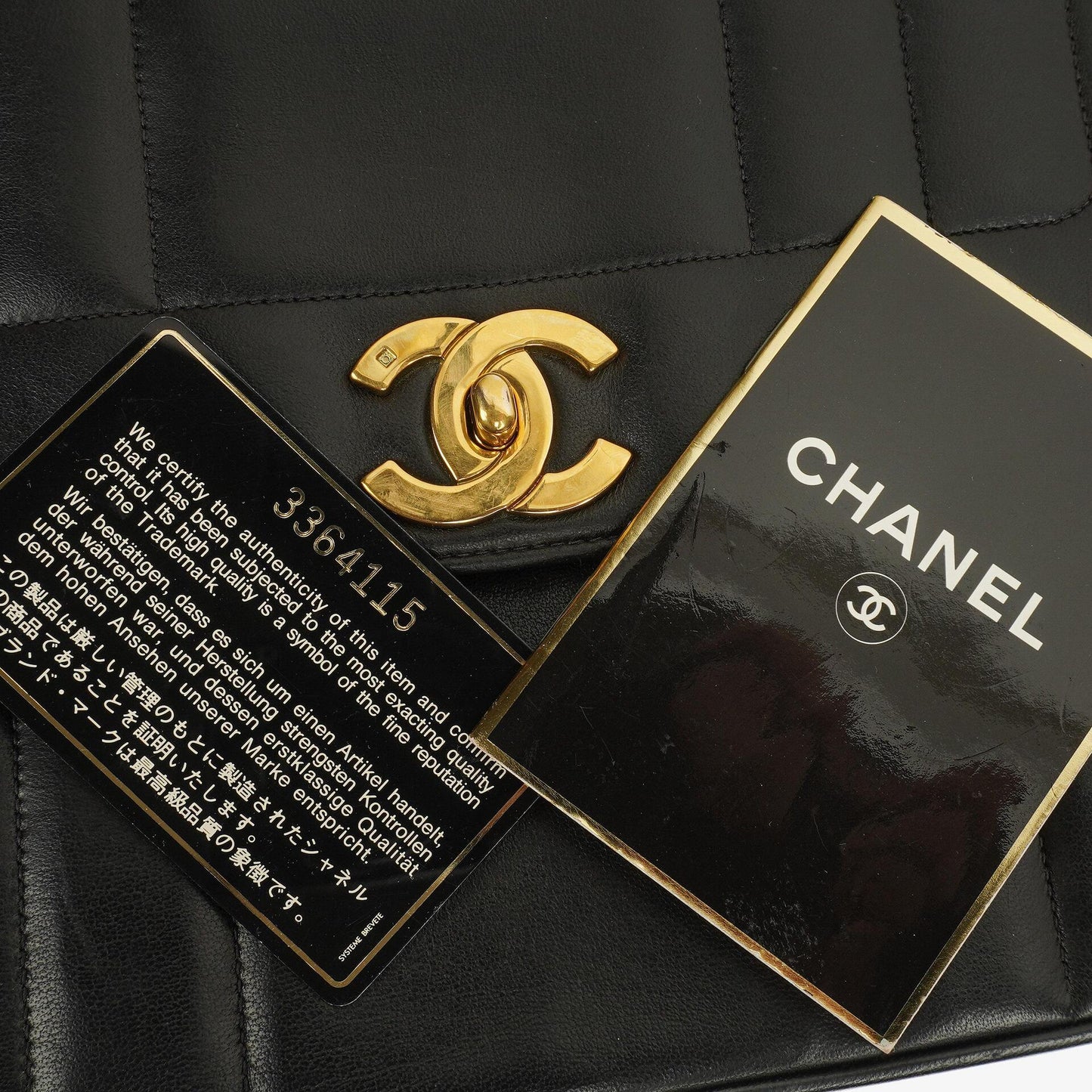 Chanel Kelly Vertical Klappentasche aus schwarzem gestepptem Lammleder mit 24K vergoldeten Beschlägen