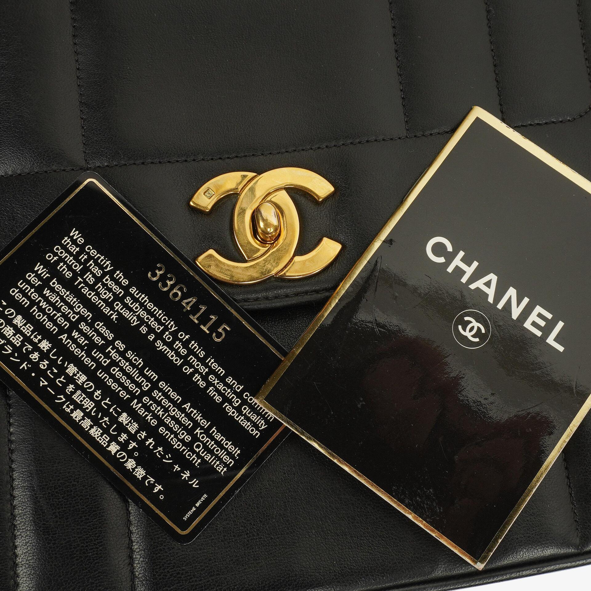 Chanel Kelly Vertical Klappentasche aus schwarzem gestepptem Lammleder mit 24K vergoldeten Beschlägen