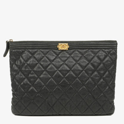 Chanel Boy Medium Clutch aus schwarzem gestepptem Caviar Leder