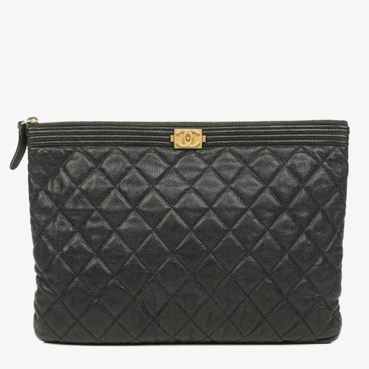 Chanel Boy Medium Clutch aus schwarzem gestepptem Caviar Leder