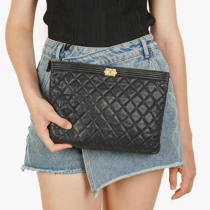 Chanel Boy Medium Clutch aus schwarzem gestepptem Caviar Leder
