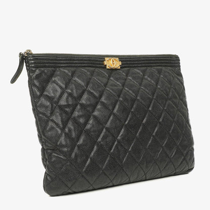Chanel Boy Medium Clutch aus schwarzem gestepptem Caviar Leder