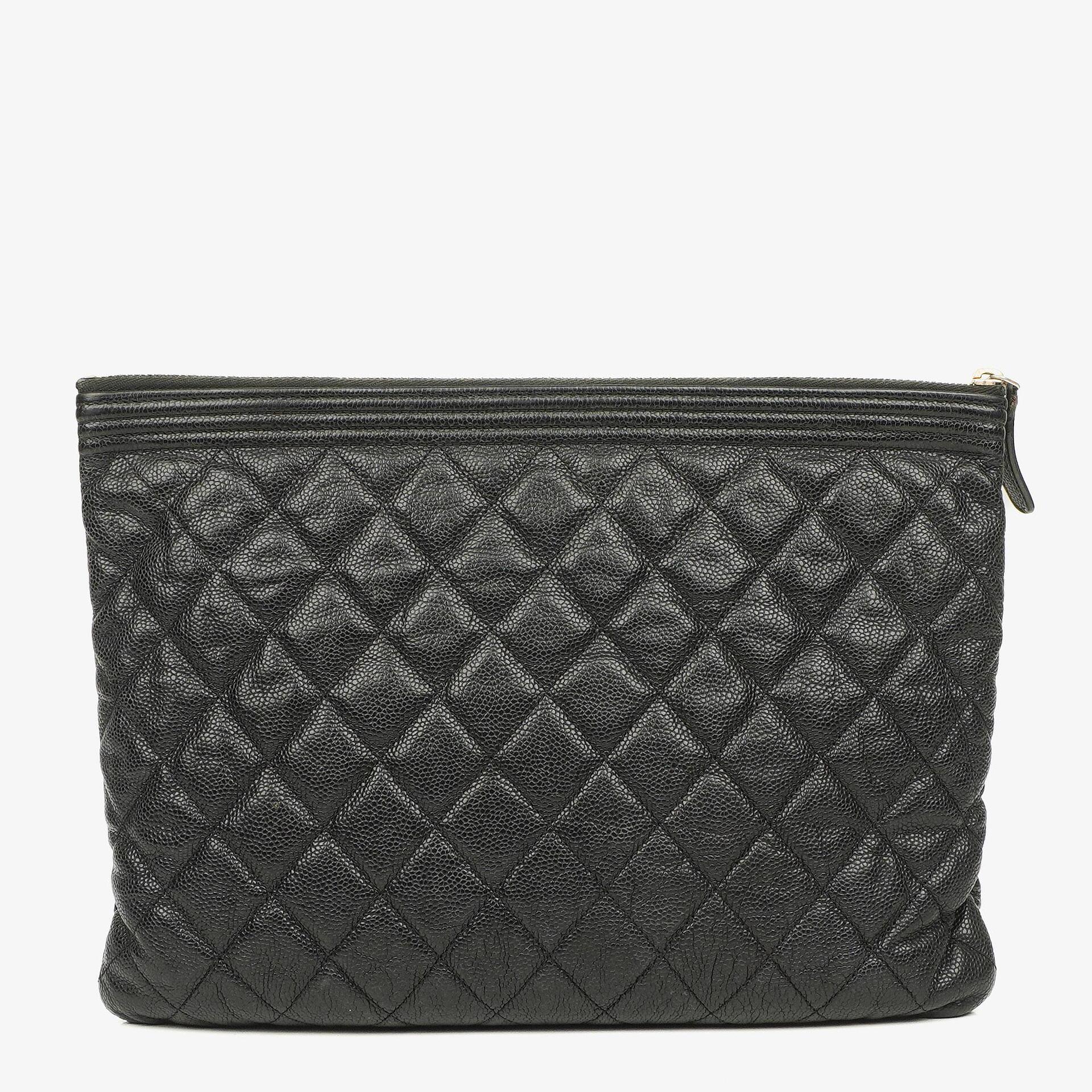 Chanel Boy Medium Clutch aus schwarzem gestepptem Caviar Leder