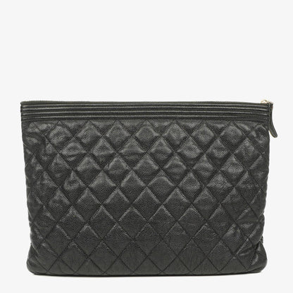 Chanel Boy Medium Clutch aus schwarzem gestepptem Caviar Leder