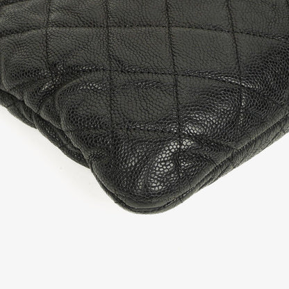 Chanel Boy Medium Clutch aus schwarzem gestepptem Caviar Leder