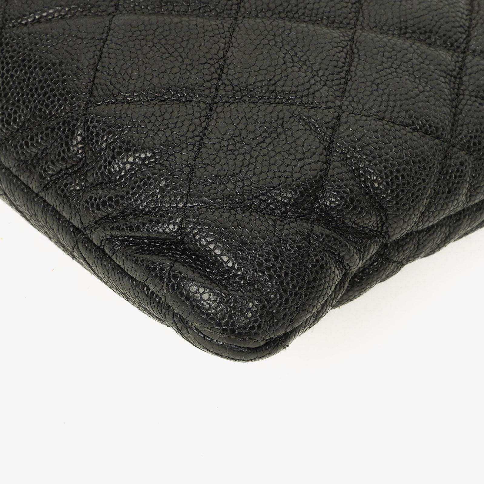 Chanel Boy Medium Clutch aus schwarzem gestepptem Caviar Leder