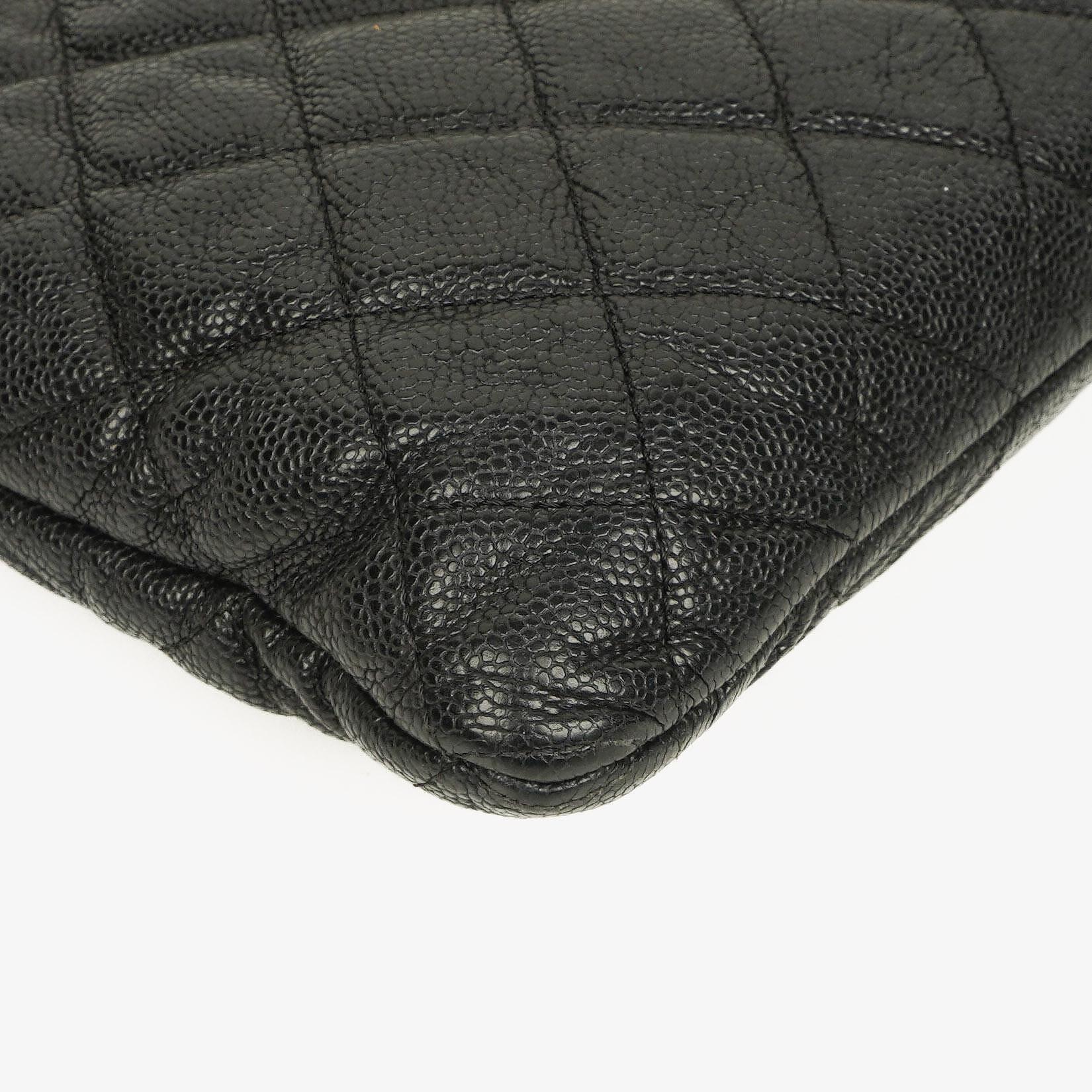 Chanel Boy Medium Clutch aus schwarzem gestepptem Caviar Leder