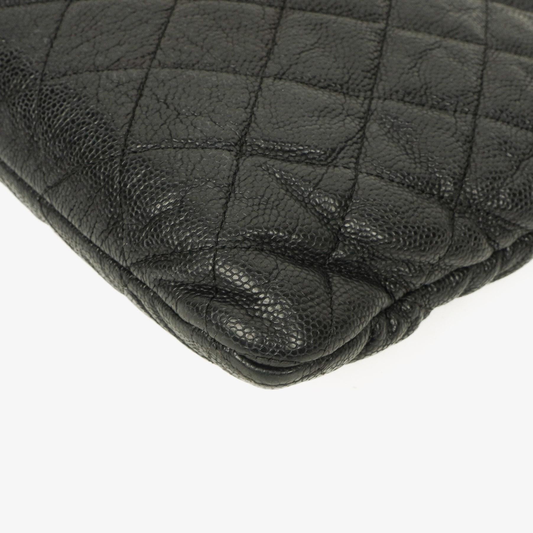 Chanel Boy Medium Clutch aus schwarzem gestepptem Caviar Leder