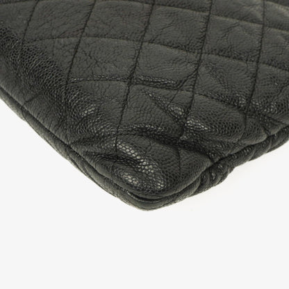 Chanel Boy Medium Clutch aus schwarzem gestepptem Caviar Leder