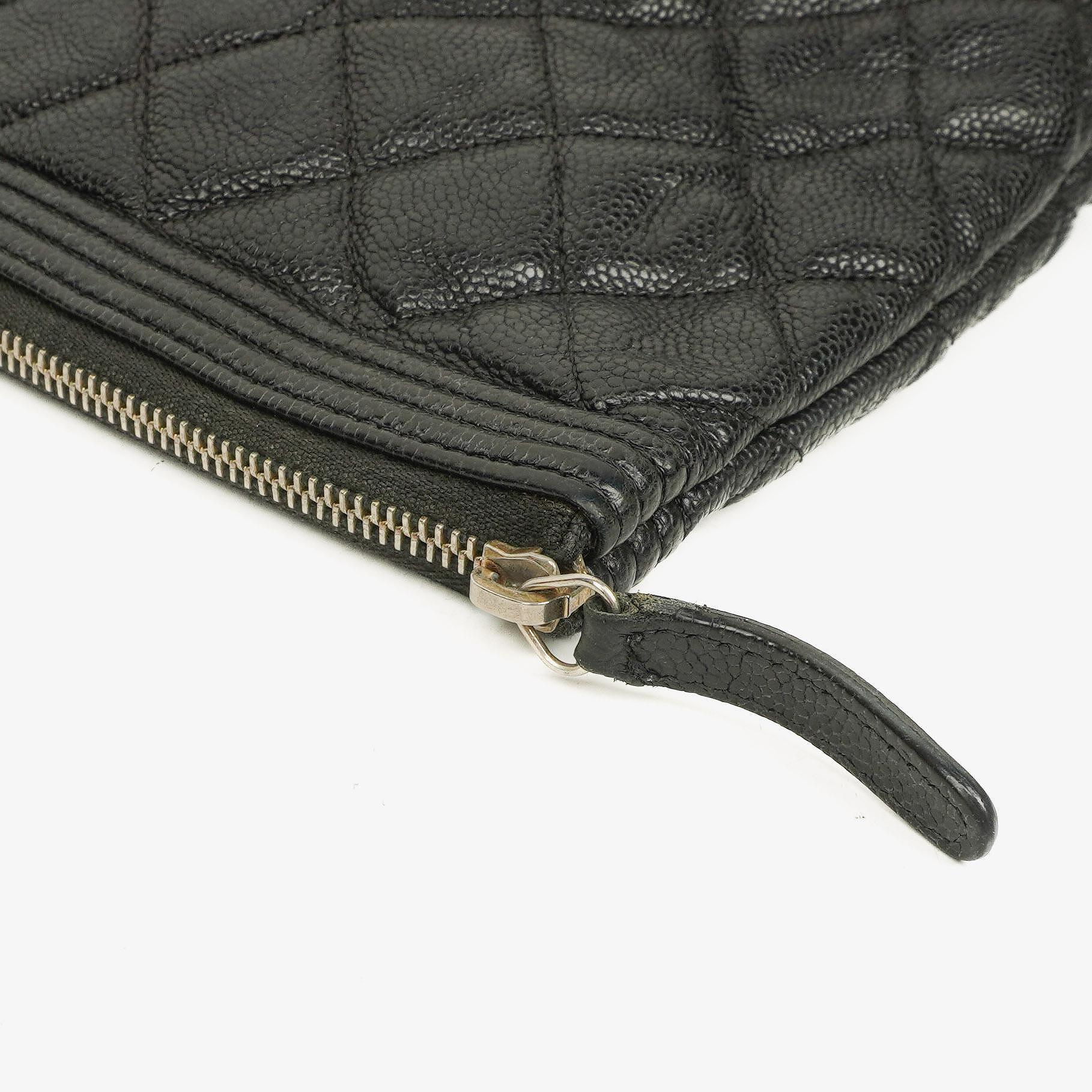 Chanel Boy Medium Clutch aus schwarzem gestepptem Caviar Leder