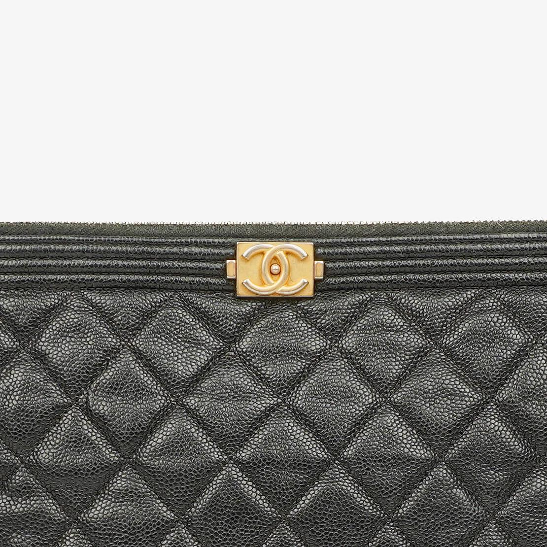 Chanel Boy Medium Clutch aus schwarzem gestepptem Caviar Leder