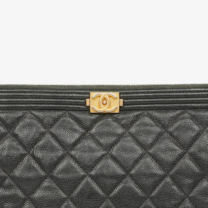 Chanel Boy Medium Clutch aus schwarzem gestepptem Caviar Leder