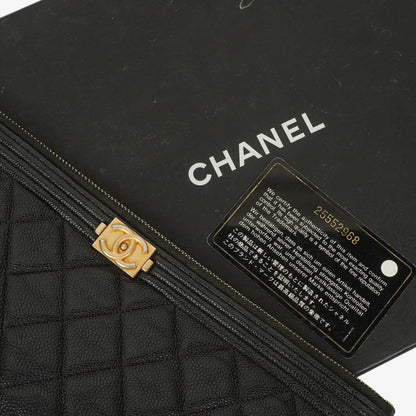 Chanel Boy Medium Clutch aus schwarzem gestepptem Caviar Leder