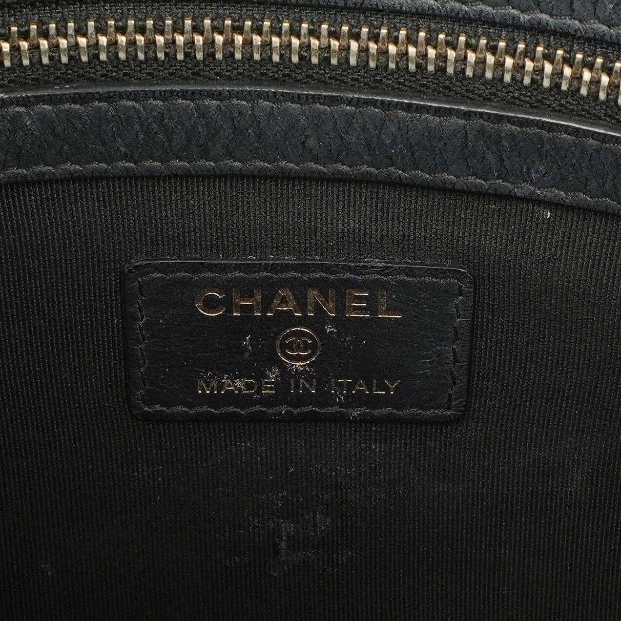 Chanel Boy Medium Clutch aus schwarzem gestepptem Caviar Leder
