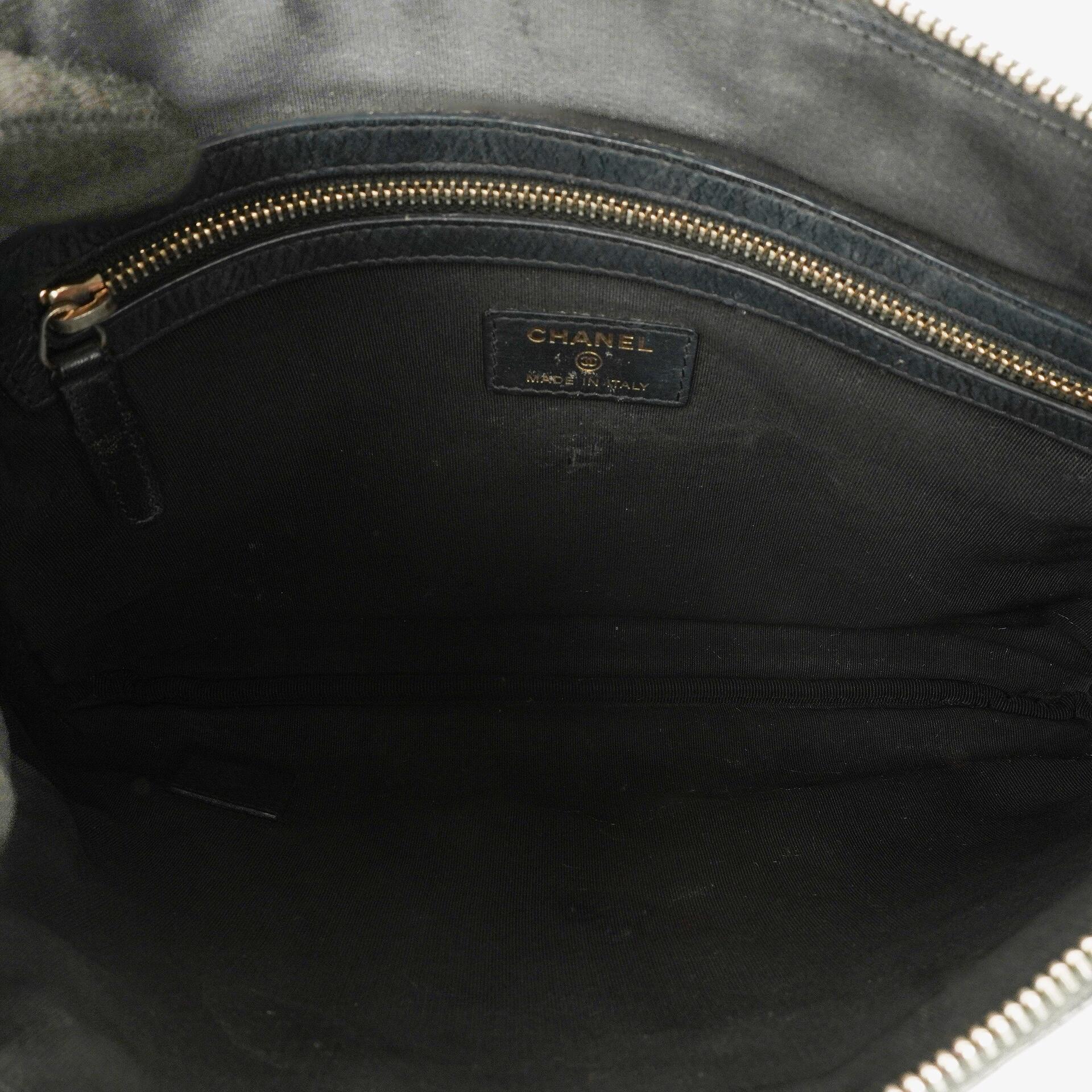 Chanel Boy Medium Clutch aus schwarzem gestepptem Caviar Leder
