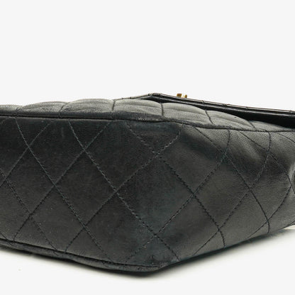Chanel Square Single Flap Tasche aus schwarzem gestepptem Leder