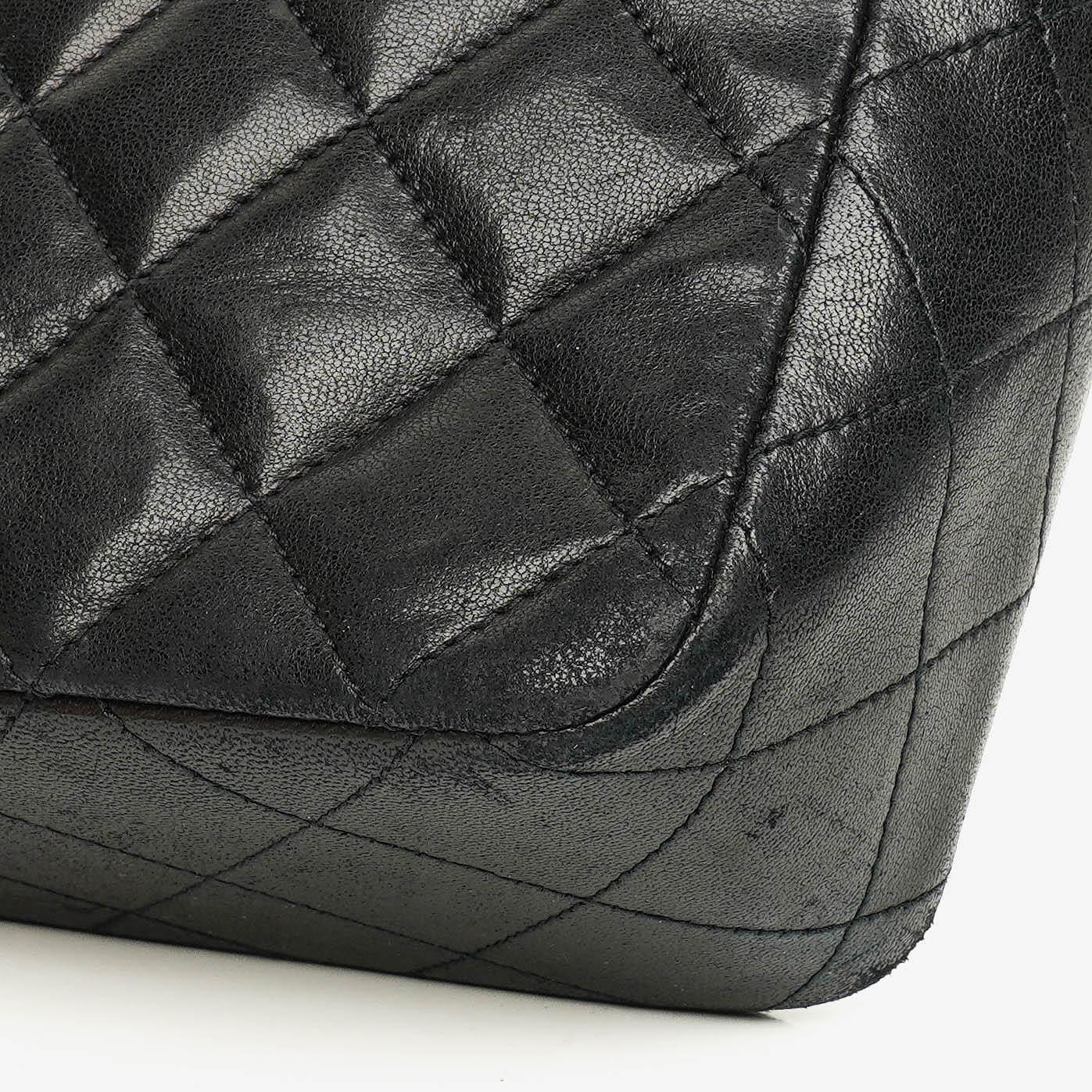 Chanel Square Single Flap Tasche aus schwarzem gestepptem Leder