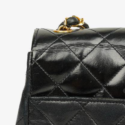 Chanel Square Single Flap Tasche aus schwarzem gestepptem Leder