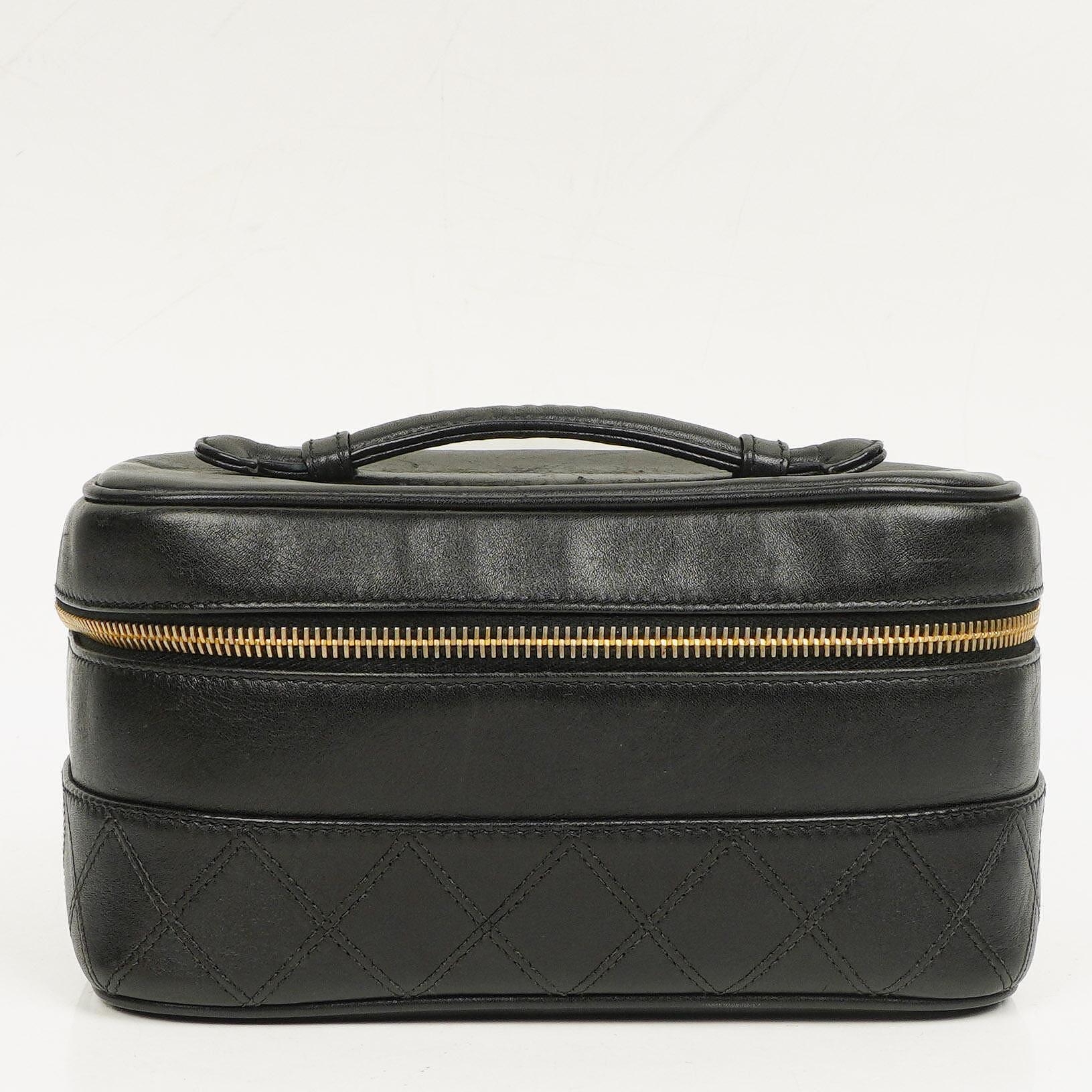 Chanel Vanity Case aus schwarzem gestepptem Leder