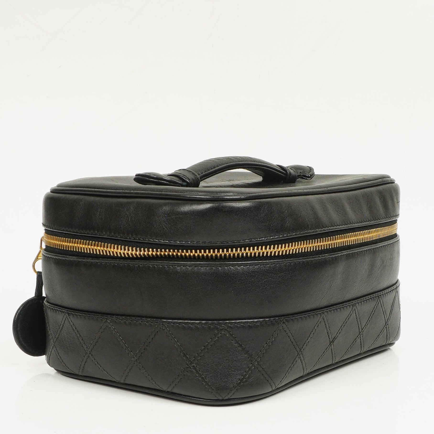 Chanel Vanity Case aus schwarzem gestepptem Leder