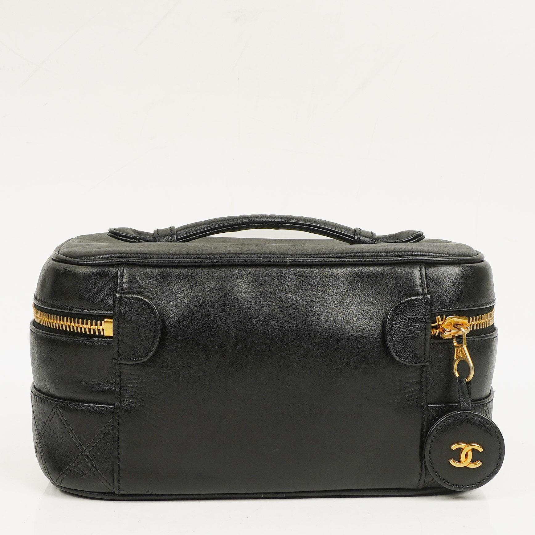 Chanel Vanity Case aus schwarzem gestepptem Leder