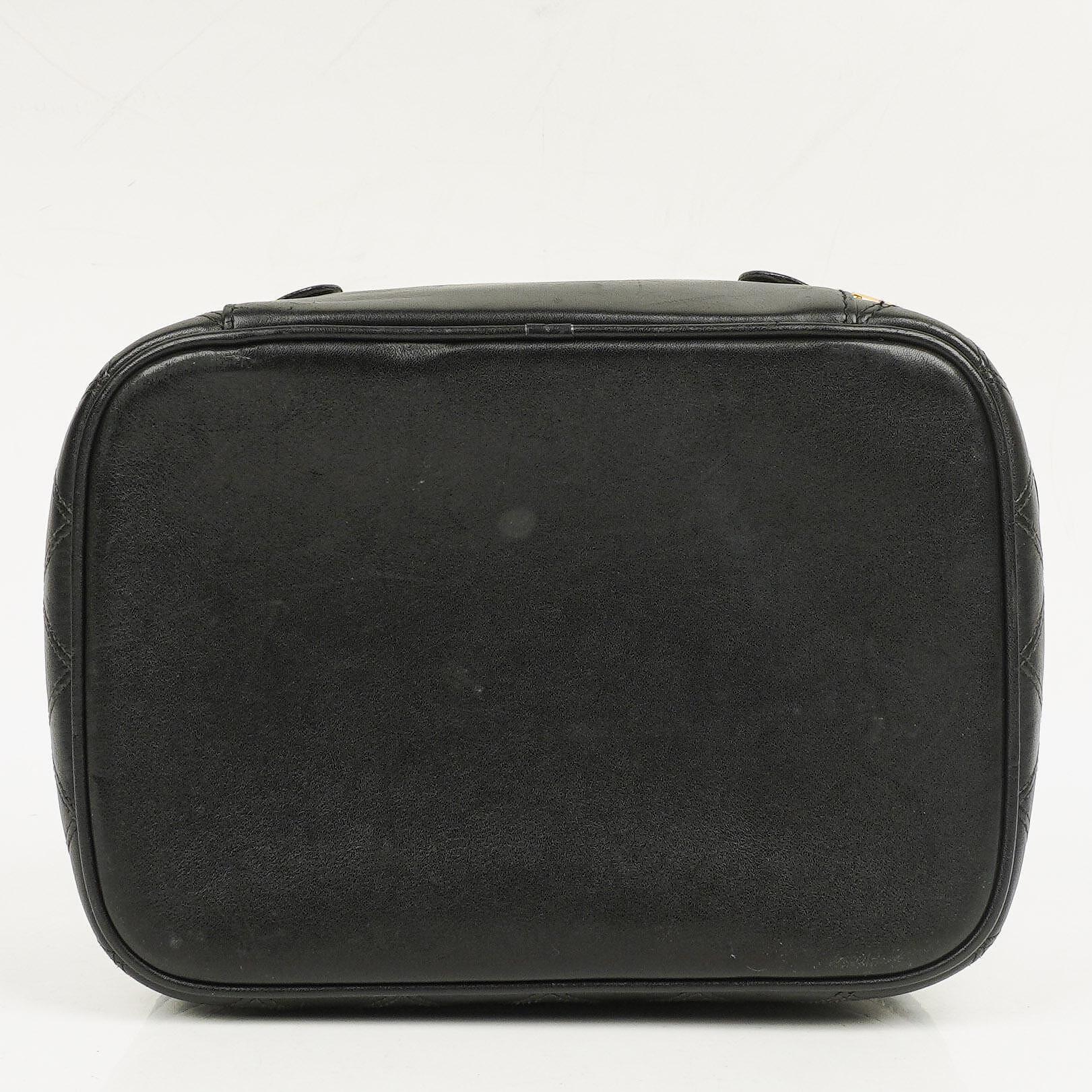 Chanel Vanity Case aus schwarzem gestepptem Leder