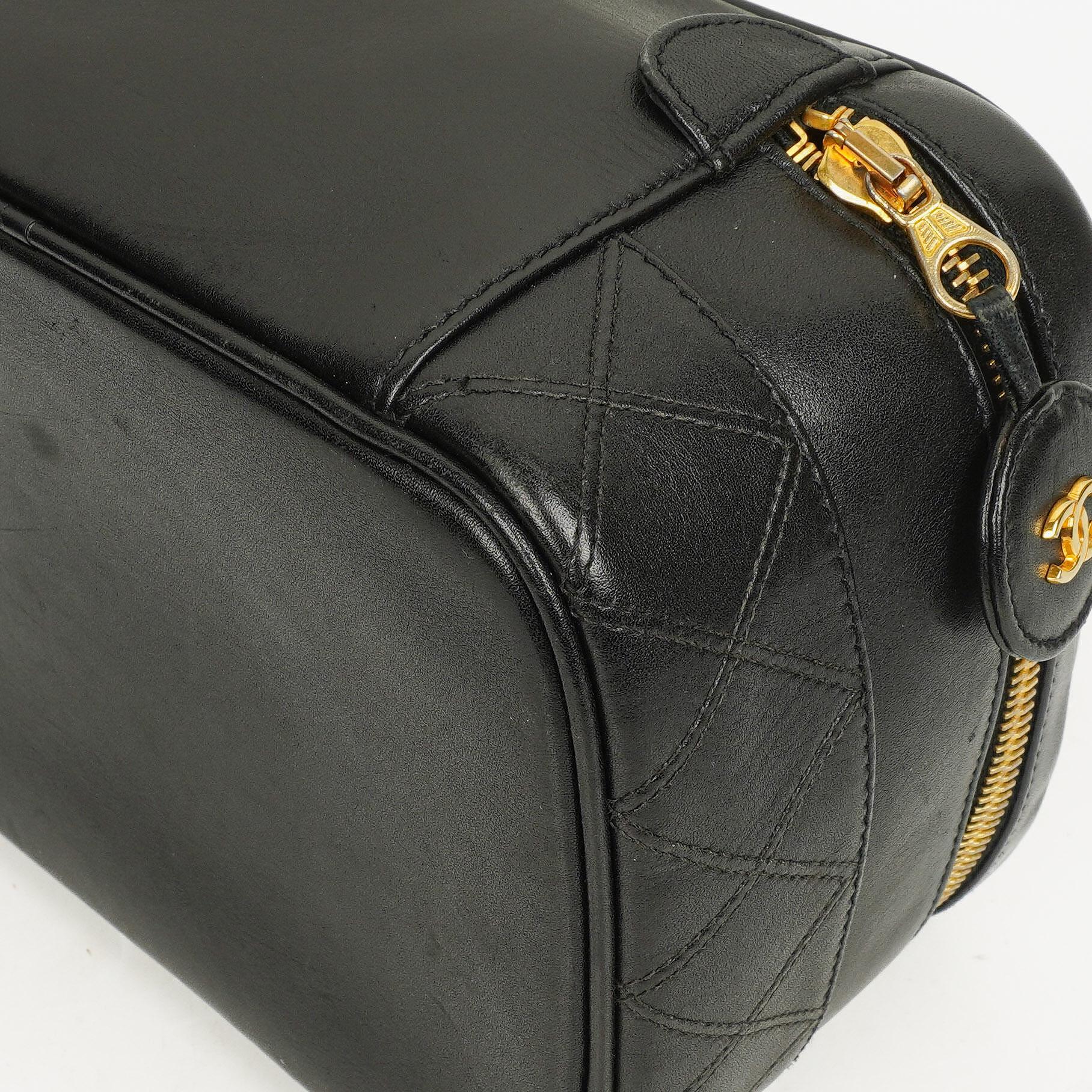 Chanel Vanity Case aus schwarzem gestepptem Leder