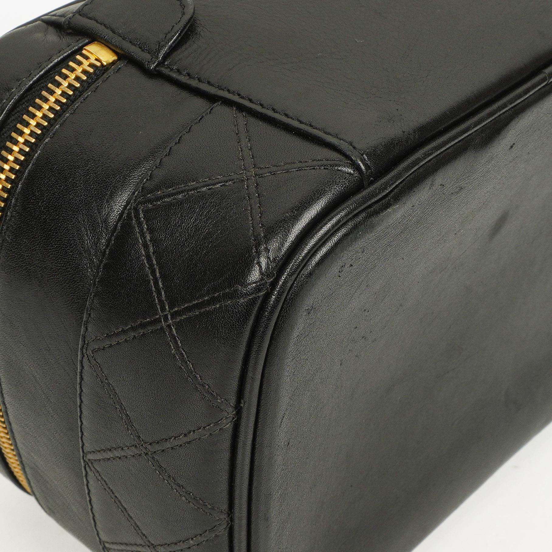 Chanel Vanity Case aus schwarzem gestepptem Leder