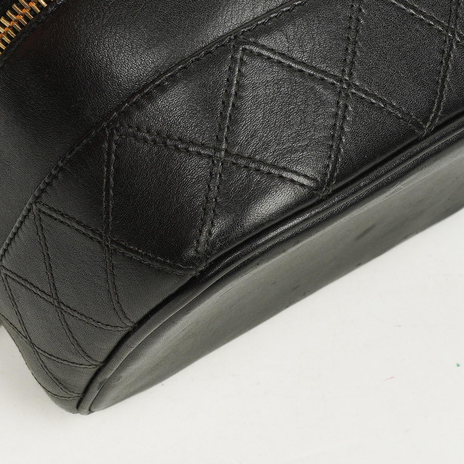 Chanel Vanity Case aus schwarzem gestepptem Leder