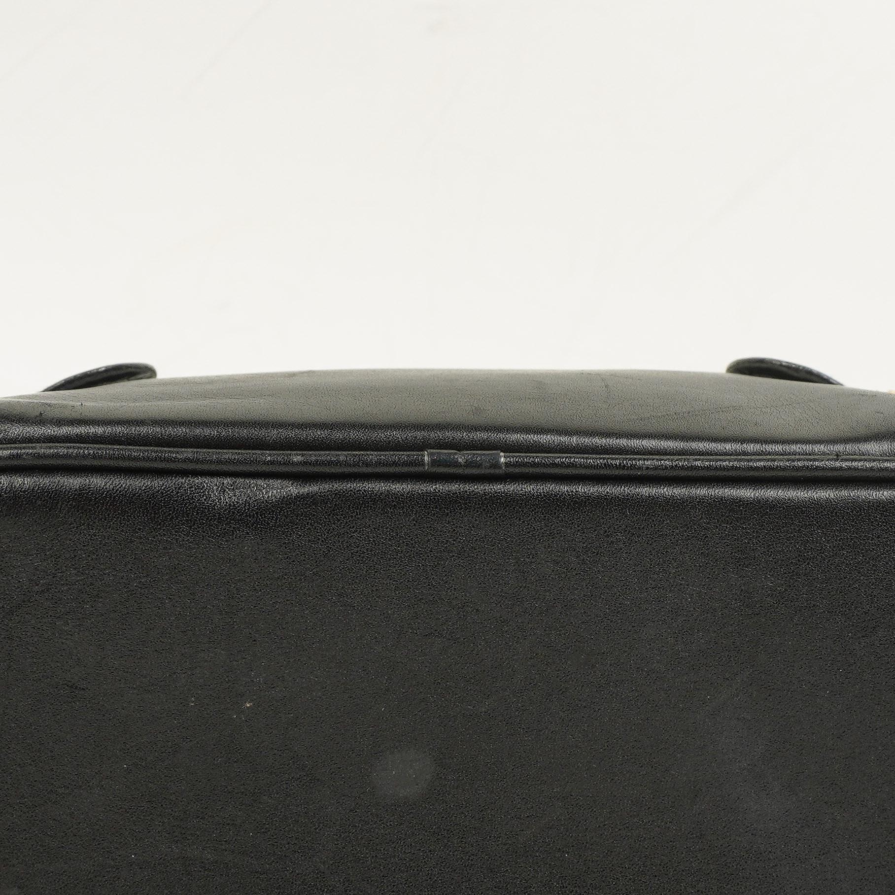 Chanel Vanity Case aus schwarzem gestepptem Leder