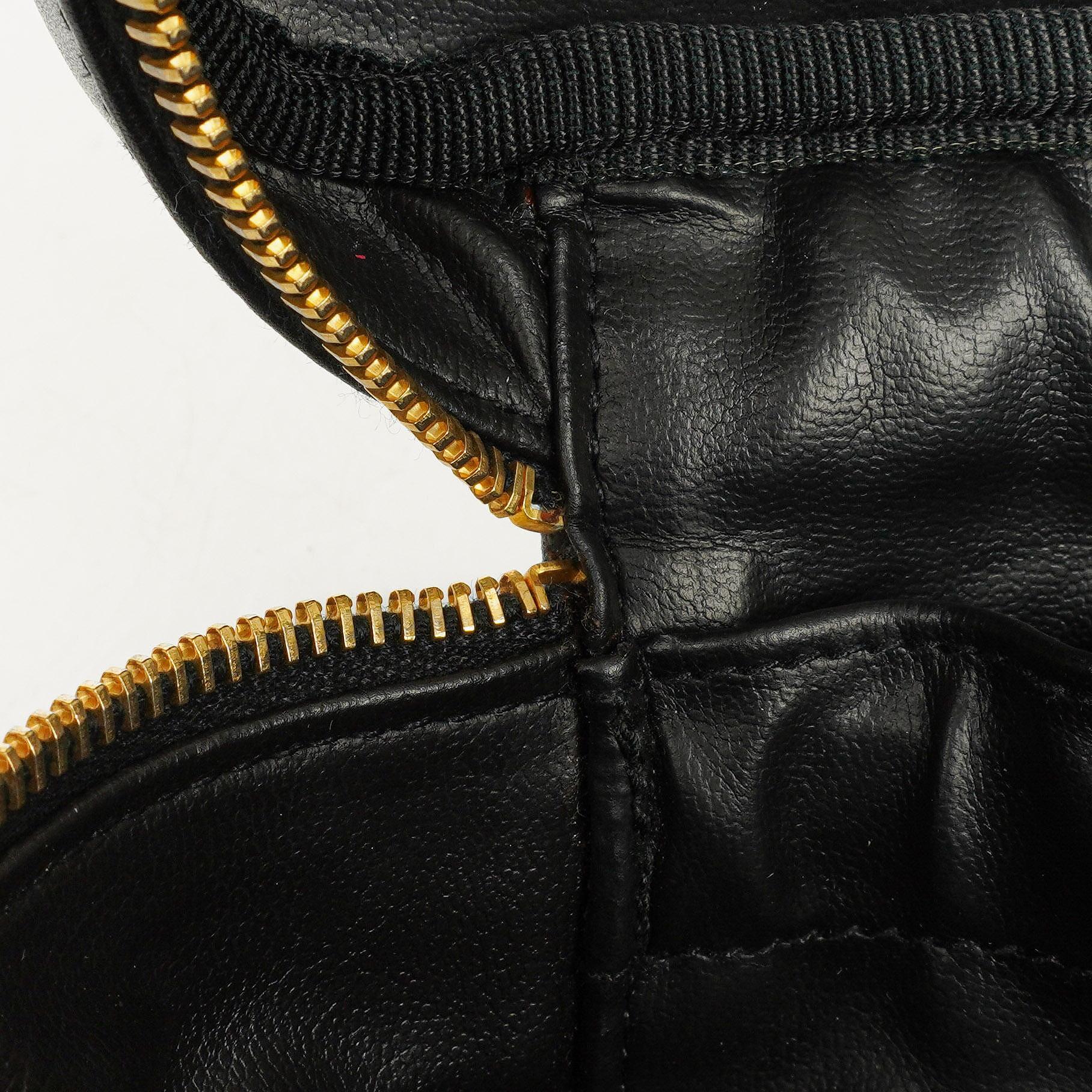 Chanel Vanity Case aus schwarzem gestepptem Leder