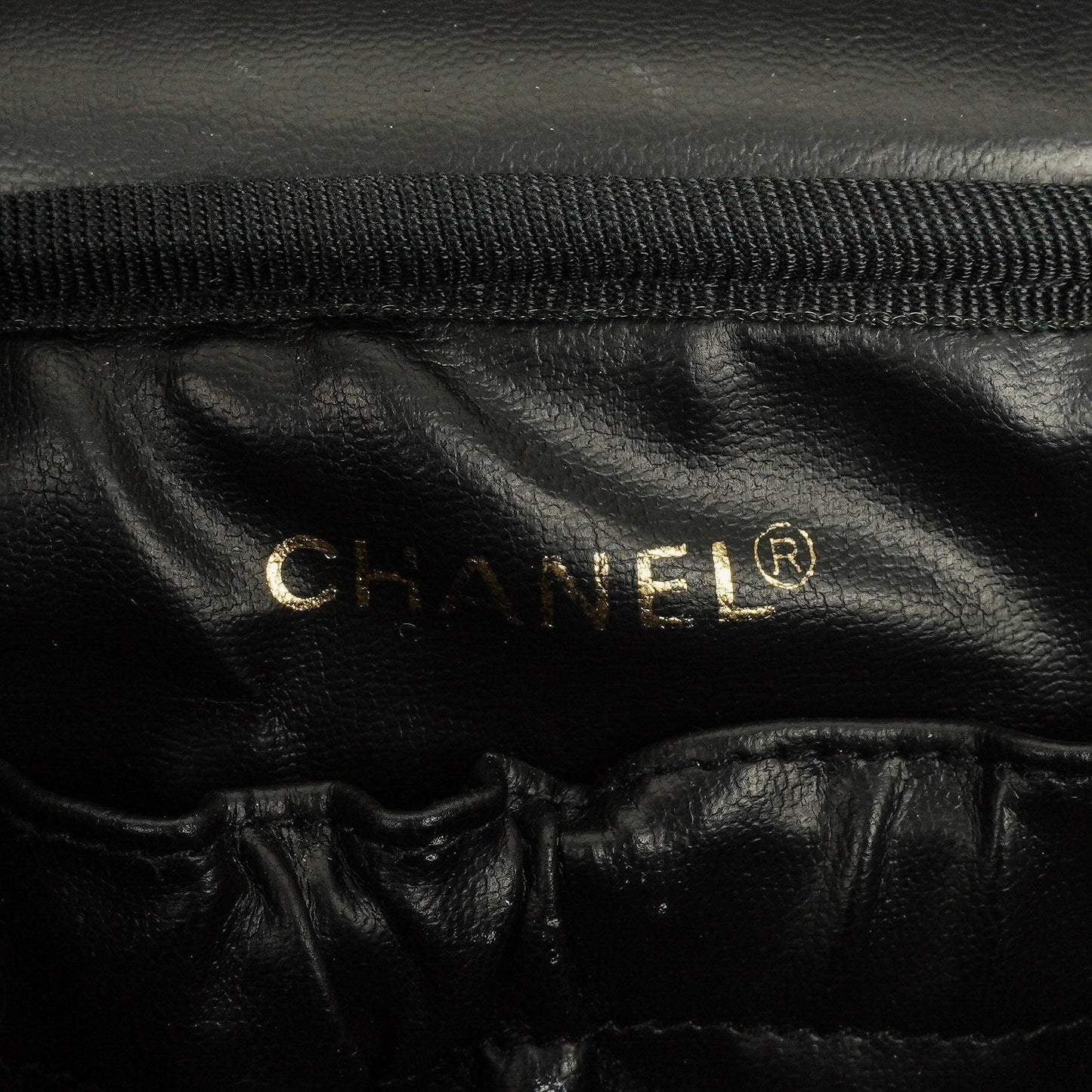 Chanel Vanity Case aus schwarzem gestepptem Leder
