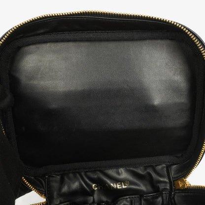 Chanel Vanity Case aus schwarzem gestepptem Leder