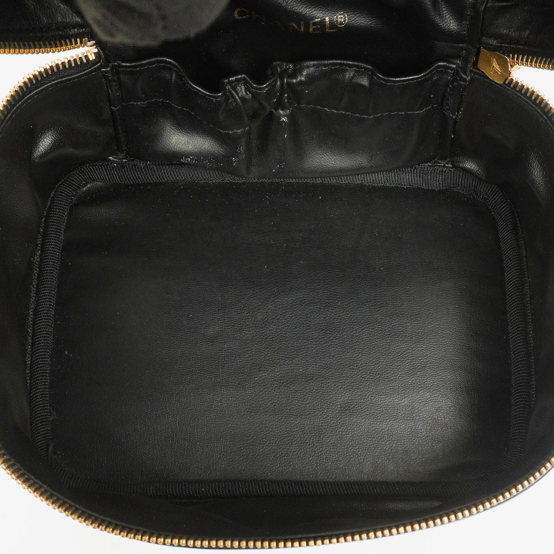 Chanel Vanity Case aus schwarzem gestepptem Leder